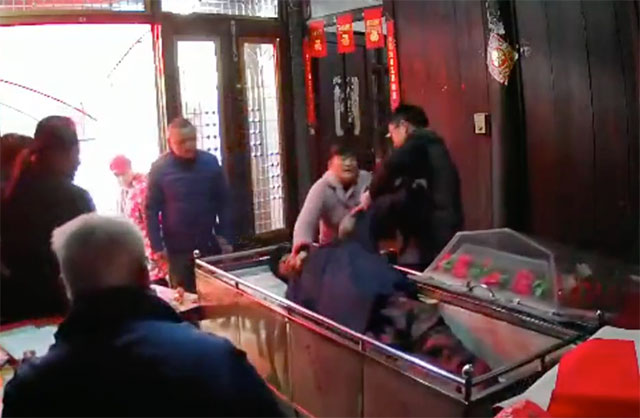 family drags mans body out of coffin at funeral