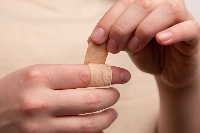 hiv through cut on finger